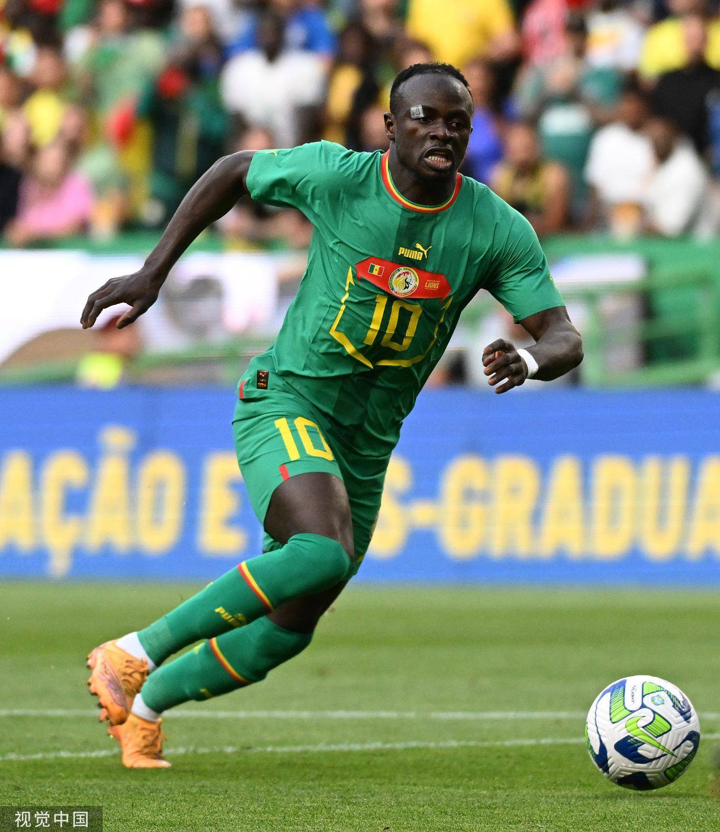 塞内加尔鏖战瓦伦西亚，莱万三分雨点燃全场