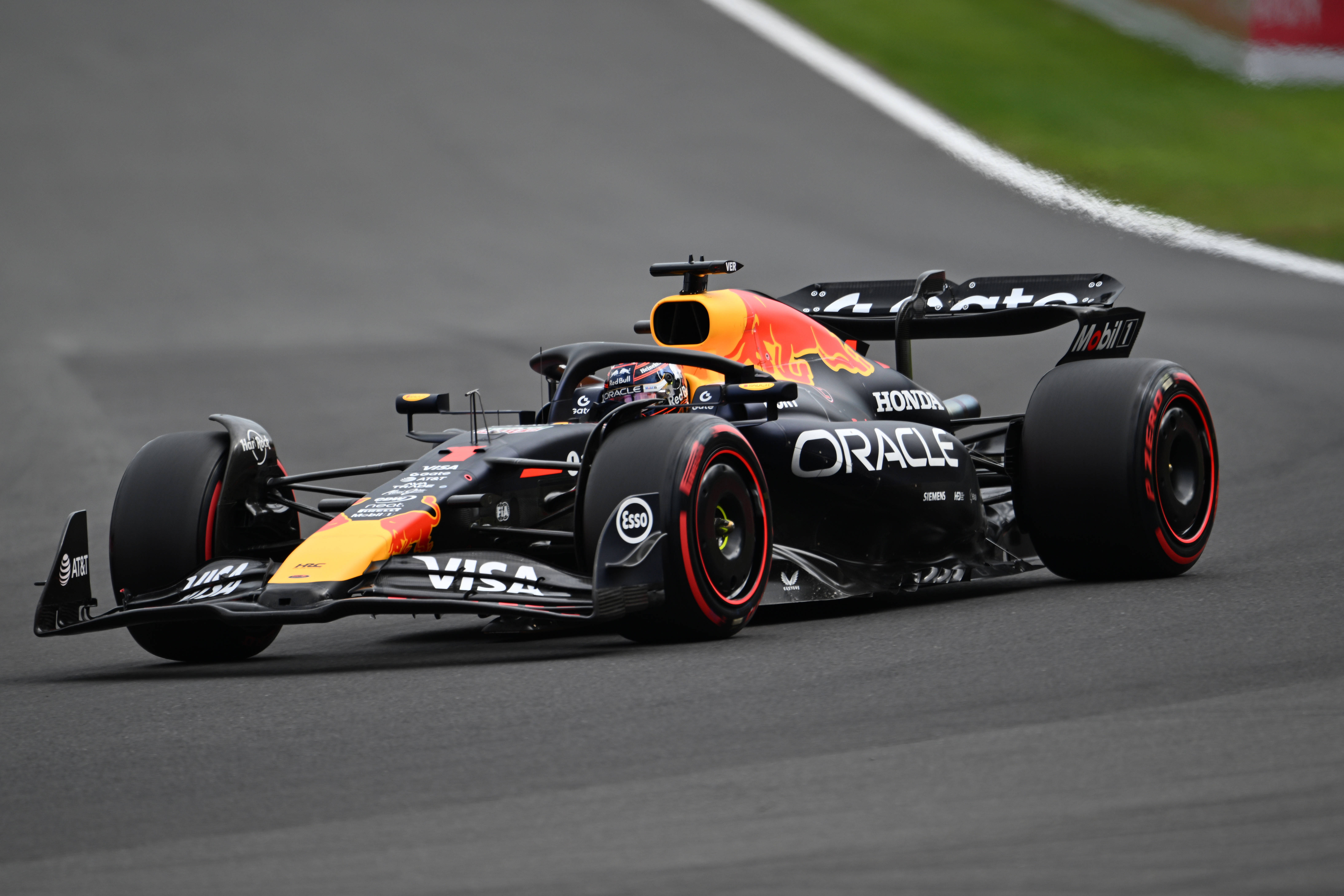 红牛车队鏖战阿斯顿马丁，勒克莱尔统治全场的简单介绍