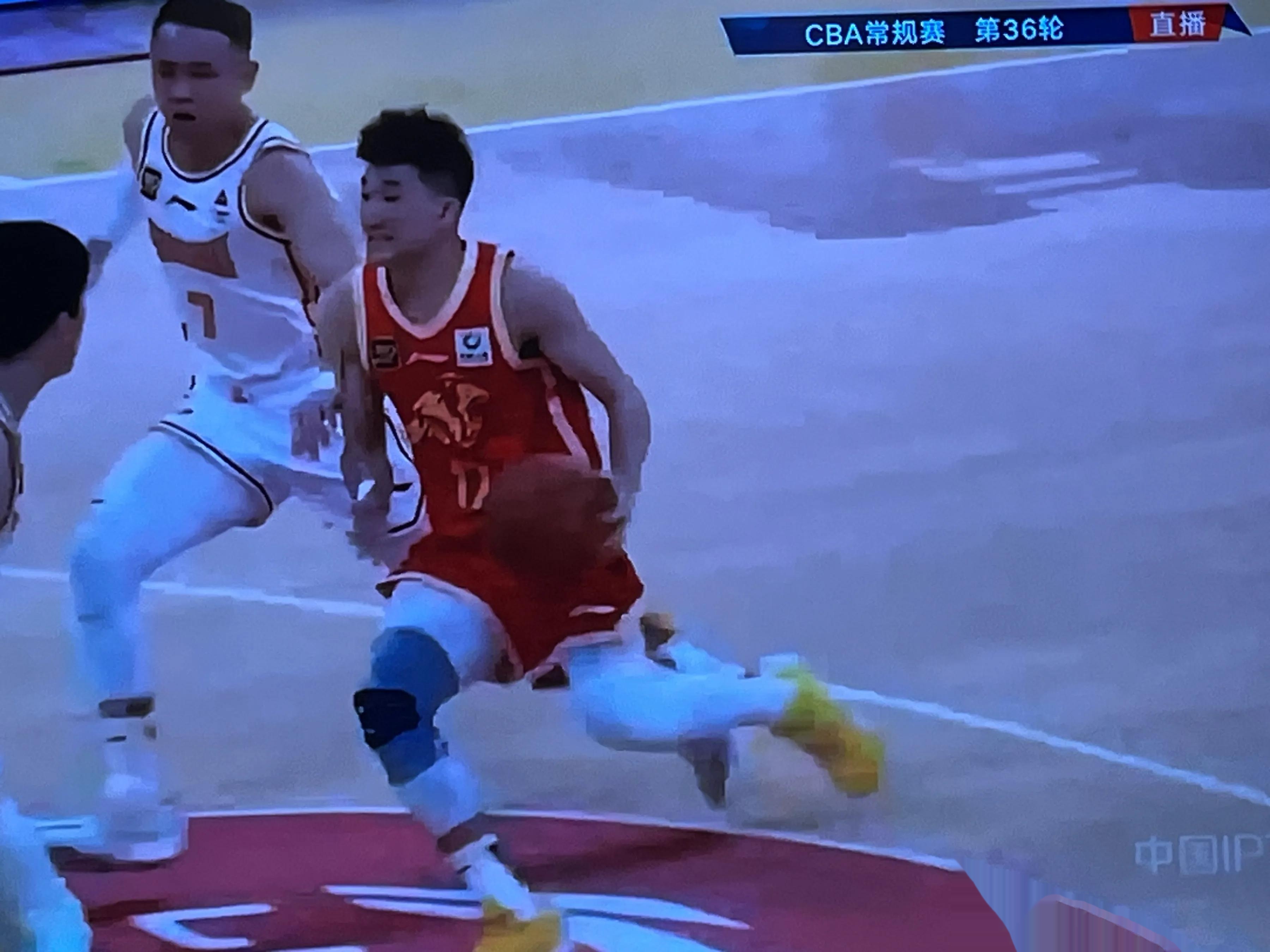 篮球赛场上发生紧急变故，球员奋力抗争的简单介绍