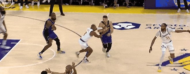 篮球赛场上发生紧急变故，球员奋力抗争的简单介绍