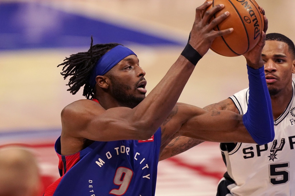 活塞主场惨败马刺，巴特勒孤军奋战