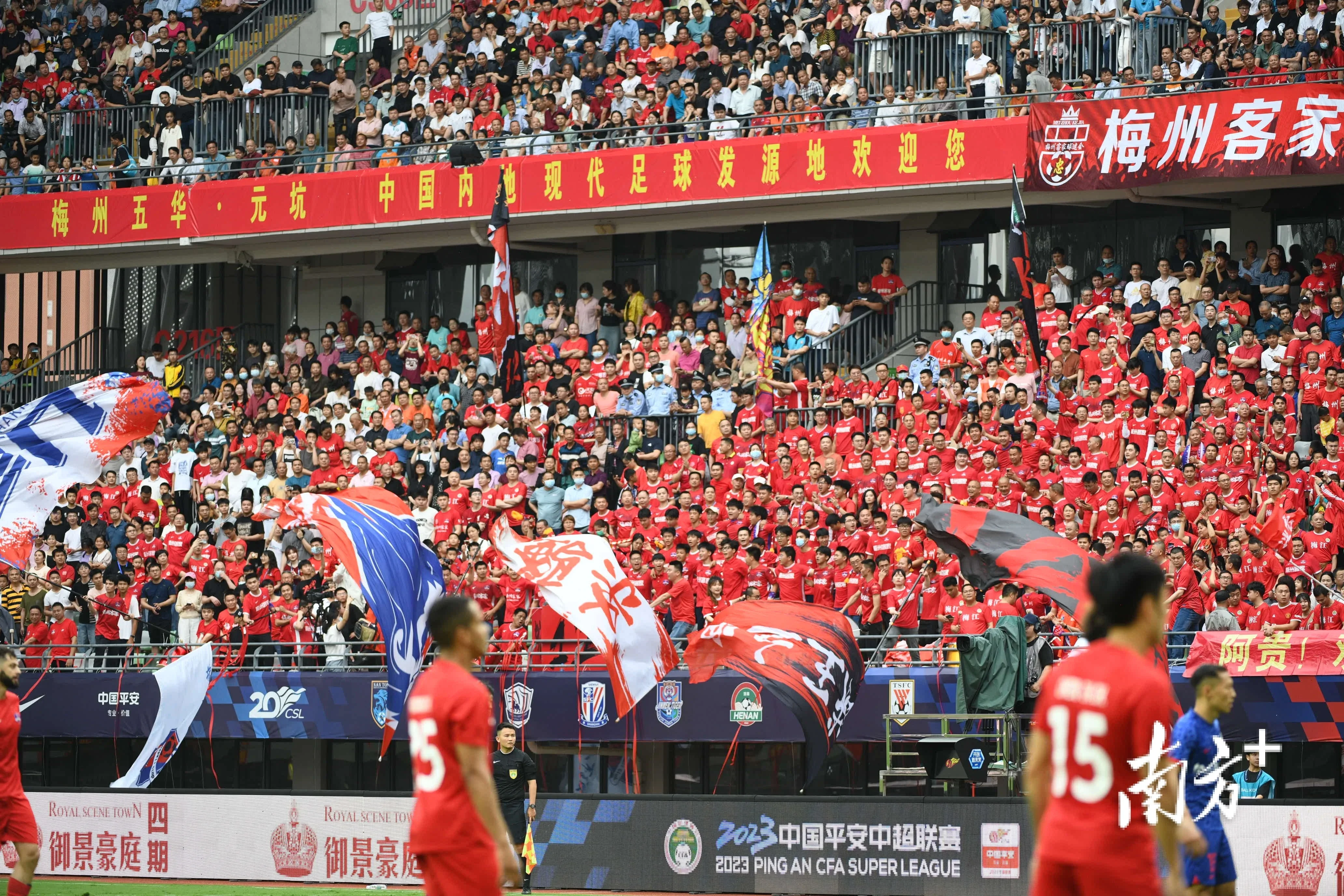 开云体育官网-关于国际比赛现场热闹非凡，球迷热情高涨的信息