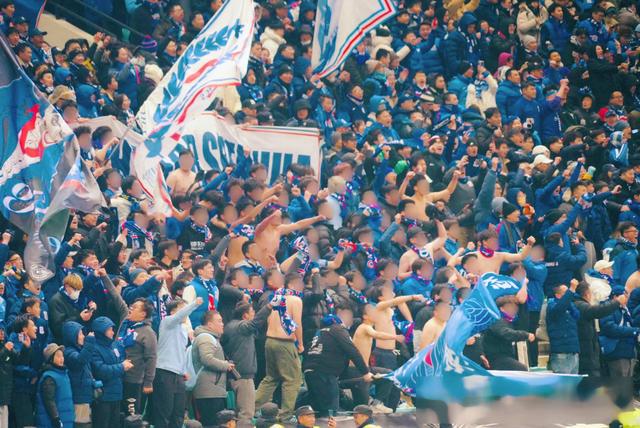 关于国际比赛现场热闹非凡，球迷热情高涨的信息