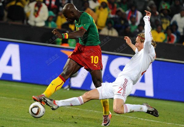 喀麦隆后腰盯防到位，堵死对手传中的简单介绍