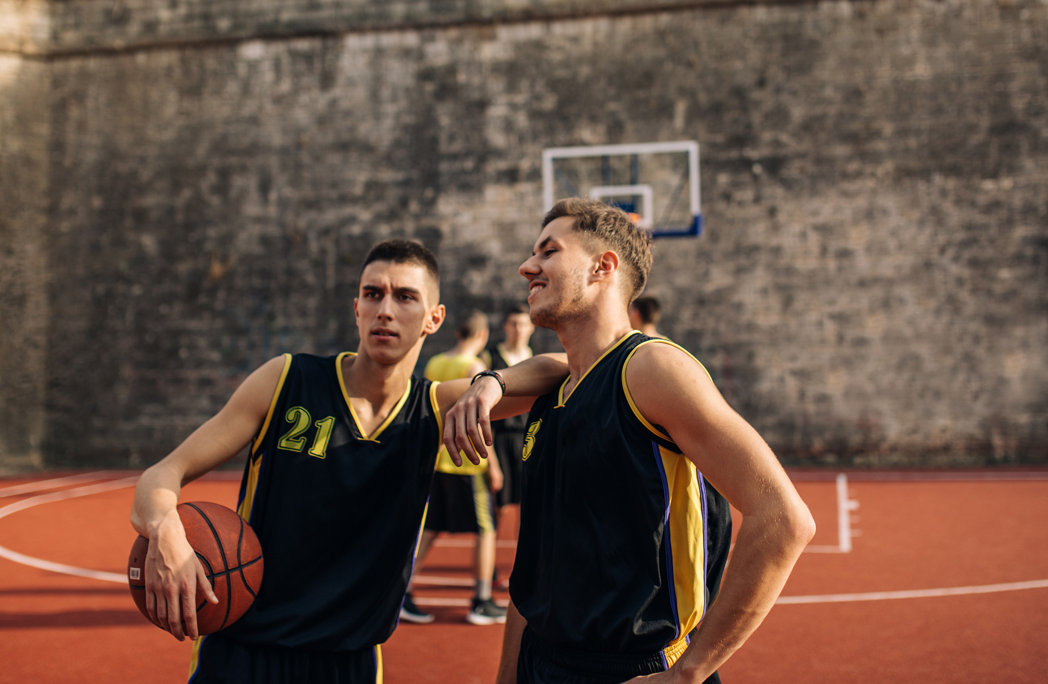 球队也踢球？篮球明星另类登场