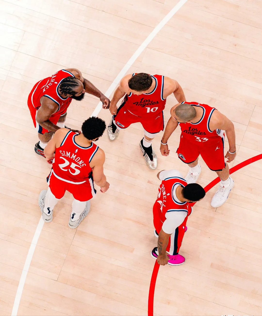 球队也踢球？篮球明星另类登场