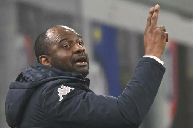 球队战绩一落千丈，主帅将面临下课压力