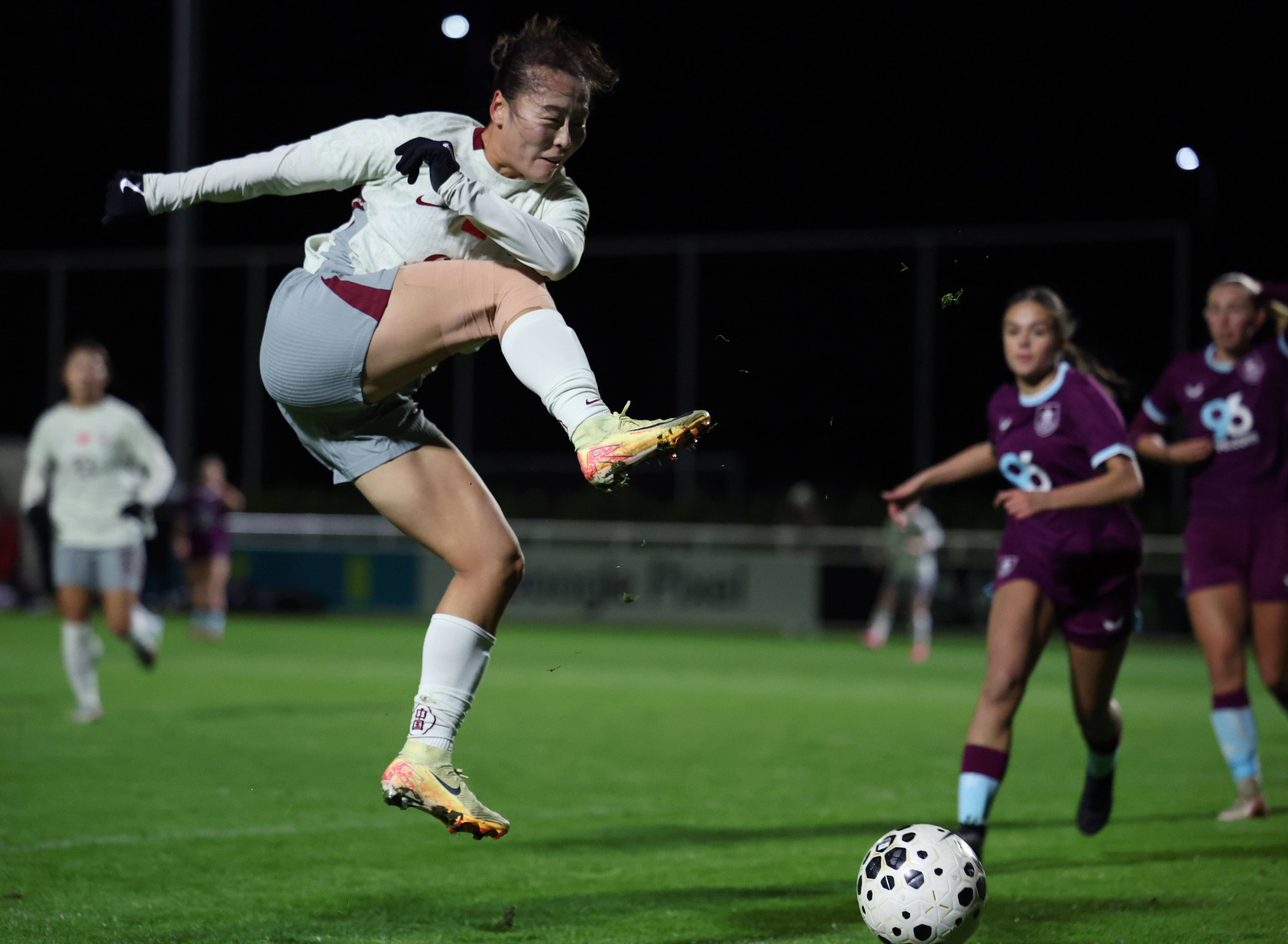 关于国际友谊赛上,女足球员奉献精彩比赛的信息 关于国际友谊赛上,女足球员奉献精彩比赛的信息