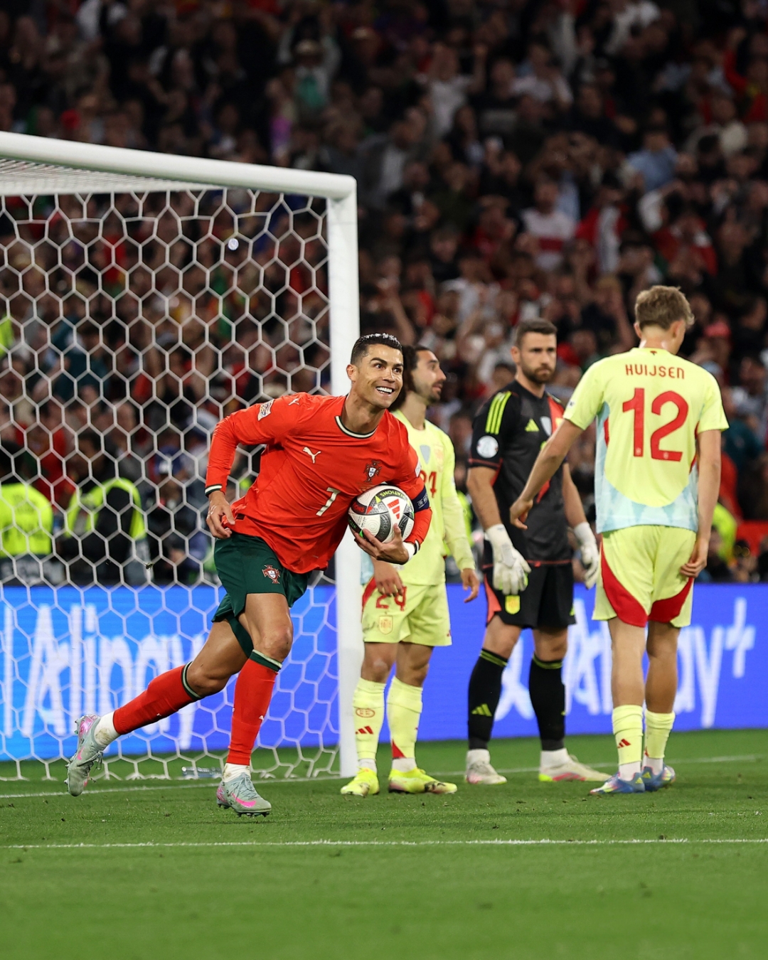 欧冠比赛中一名球员梦幻进球