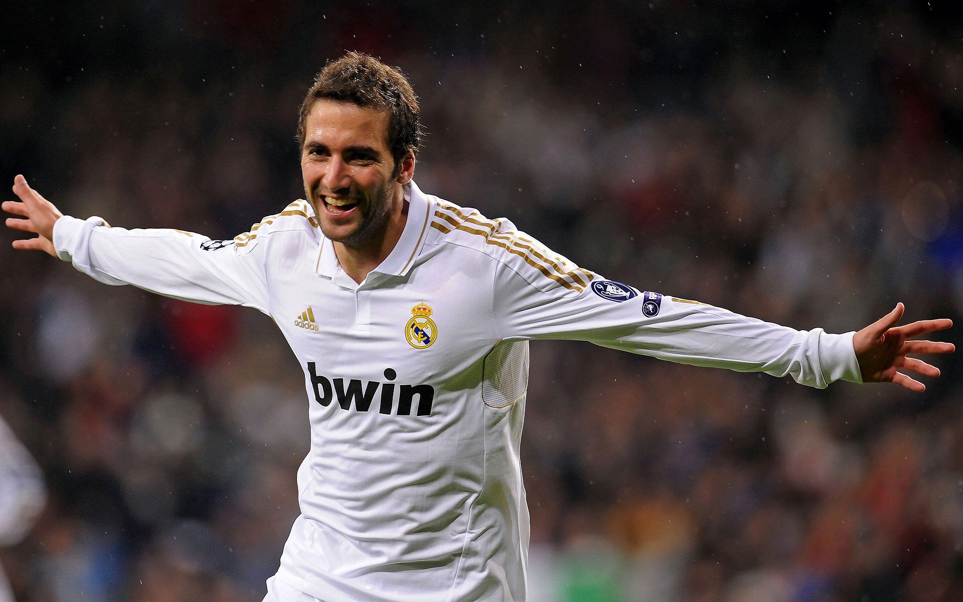 赛道与绿茵场的双重奏鸣，当迪亚斯接管F1街道赛，尤文收割尼斯